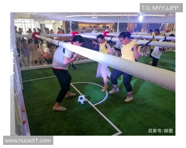 足球巨星激情对决桌上足球 展现顶级技术与默契配合