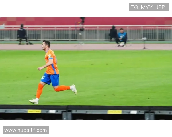 足球球星赛场突发脱裤尴尬瞬间引发球迷热议与媒体持续关注